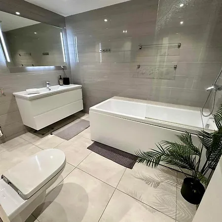 Nordic Comfort With Hot Tub Villa